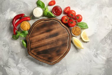 Ahşap plaka, farklı sos ve sebze grunge arka plan üzerinde