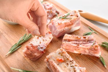 Domuz kaburga, closeup hazırlama kadın