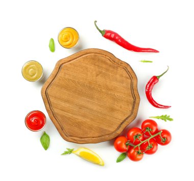 Ahşap plaka ve beyaz arka plan üzerinde farklı sos ile kompozisyon