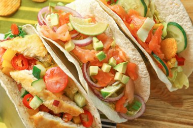 ahşap masa yongaları ile Balıklı Taco