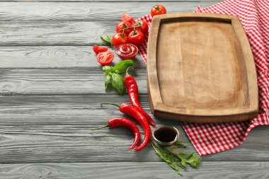 Ahşap tahta, farklı sos ve sebze masada