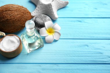 Ahşap zemin üzerine Hindistan cevizi ile kaplıca tedavisi için ayarla