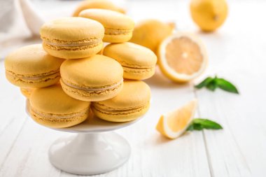 Lezzetli limon macarons üzerinde beyaz ahşap masa, closeup ile stand