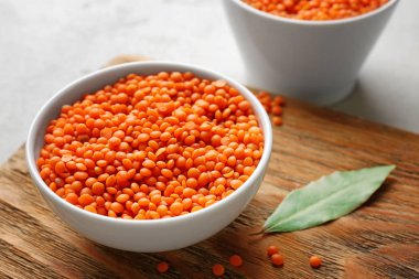 Ahşap tahta üzerinde kırmızı mercimek kase