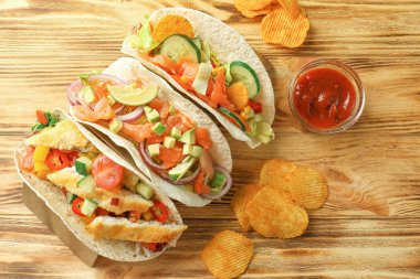 Balıklı Taco ahşap masa üzerinde stand 