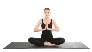 Yoga poz beyaz arka plan üzerinde pratik genç güzel kadın