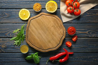 Ahşap plaka, farklı sos ve sebze masada