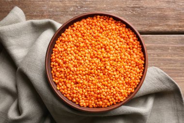 Ahşap arka plan üzerinde kırmızı mercimek kase