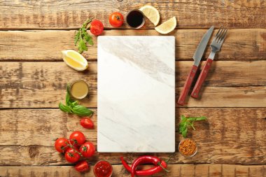 Mermer yönetim kurulu, farklı sos, sebze ve masada çatal bıçak takımı