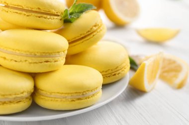 Lezzetli limon macarons closeup beyaz tahta masada plakalı
