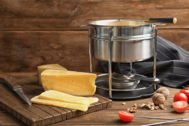 Lezzetli peynir fondü tablo farklı snacks ile