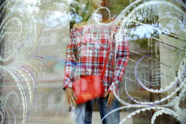 Manken dükkanında vitrinde aracılığıyla görüntülemek