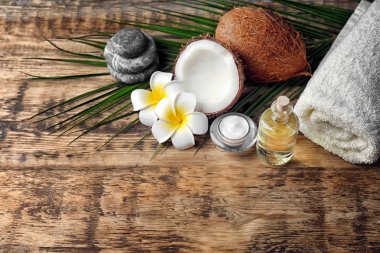 Ahşap zemin üzerine Hindistan cevizi ile kaplıca tedavisi için ayarla