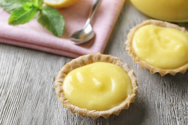 Ahşap masa üzerinde Limon Lor ile lezzetli tatlılar