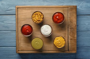 Tahta ahşap arka plan üzerinde farklı sos ile