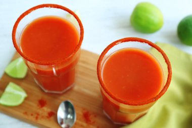 Ahşap tahta üzerinde tekilayla lezzetli kokteyller