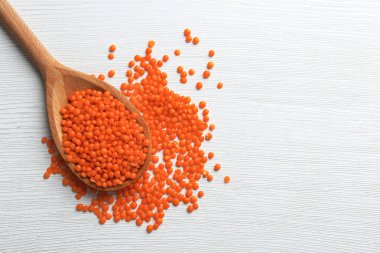 Mercimek ahşap arka plan üzerinde kırmızı kaşık