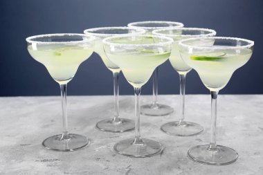 Tekila ve kireç tablo ile lezzetli kokteyl