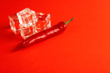 Buz küpleri ve biber renk arka plan üzerinde. Seks kavramı