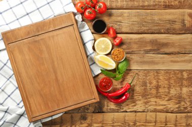 Ahşap tahta, farklı sos ve sebze masada