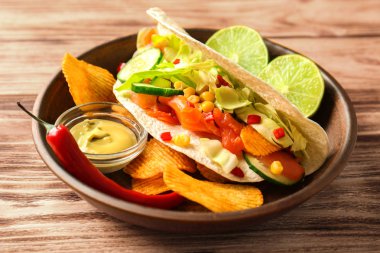 balıklı taco plaka sos ve patates kızartması ile 