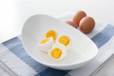 Plaka üzerinde lezzetli katı pişmiş yumurta. Beslenme kavramı