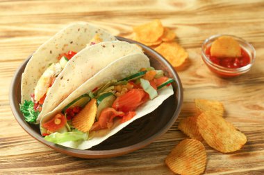  Balıklı Taco plaka sos ve patates kızartması ile 