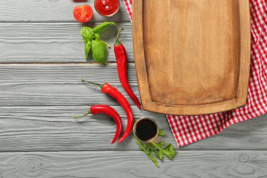 Ahşap tahta, farklı sos ve sebze masada