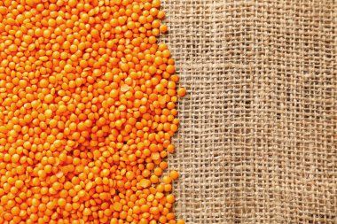 Çul arka plan üzerinde kırmızı mercimek