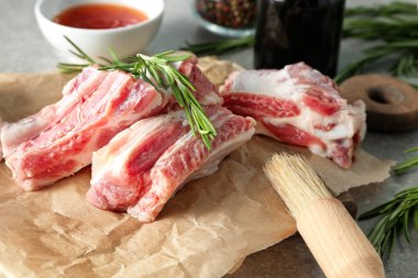 Parşömen kağıt üzerinde ham kaburga