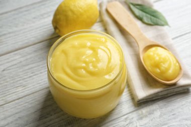 Ahşap masa üzerinde lezzetli limon lor ile güzel kompozisyon