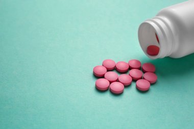 Plastik konteyner ve hapları renk arka plan üzerinde