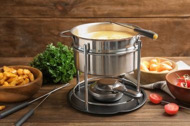 Lezzetli peynir fondü tablo farklı snacks ile