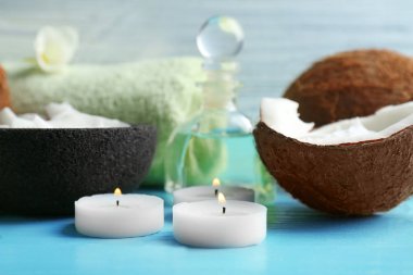 Mumlar ve şişe üzerinde ahşap masa kaplıca tedavisi için Hindistan cevizi yağı ile kompozisyon