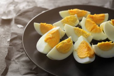 Sabit ile tabak masada dilimlenmiş Yumurta Haşlama. Beslenme kavramı