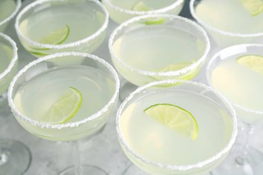 Tekila ve kireç tablo ile lezzetli kokteyl