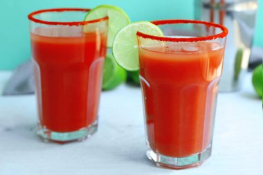 Masada bardaklarda tekilayla lezzetli kokteyl