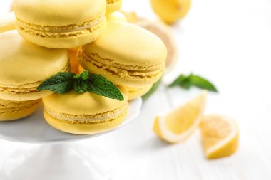 Lezzetli limon macarons üzerinde masa lambası, closeup ile stand