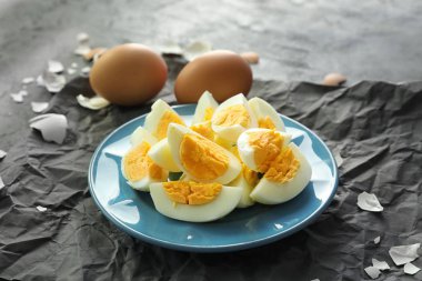 Sabit ile tabak masada dilimlenmiş Yumurta Haşlama. Beslenme kavramı