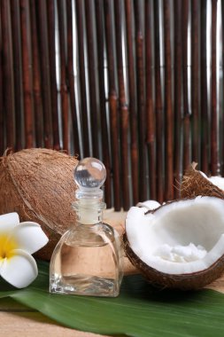 Şişe palmiye yaprağı üzerinde kaplıca tedavisi için Hindistan cevizi yağı ile kompozisyon