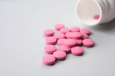 Plastik konteyner ve açık renkli hapları