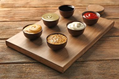 Tahta ahşap arka plan üzerinde farklı sos ile