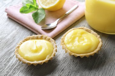 Ahşap masa üzerinde Limon Lor ile lezzetli tatlılar