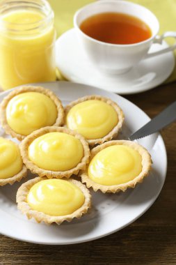 Ahşap masa lezzetli limon çerezleri ile plaka