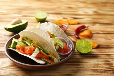 Balıklı Taco fişleri ile plaka üzerinde 