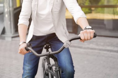 Bisiklet açık olan genç adam