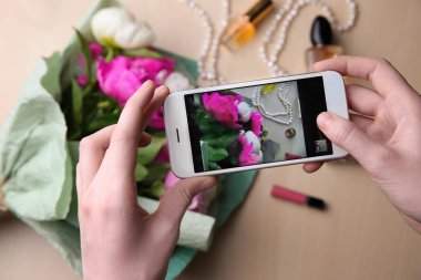 Eller güzel Şakayık çiçekleri ve aksesuarları, portre resim çekmek