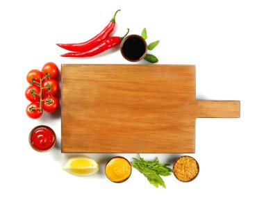 Ahşap tahta, farklı sos ve beyaz arka plan üzerinde sebze