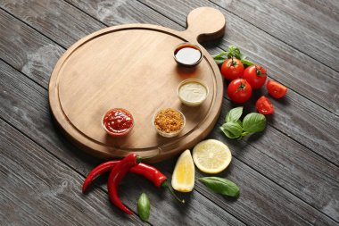 Ahşap tahta, farklı sos ve sebze masada kompozisyonu