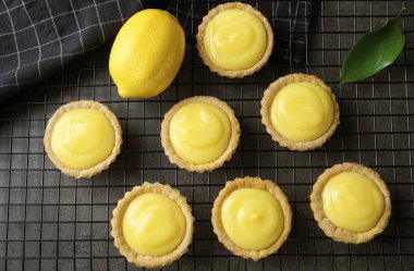 Raf soğutma üzerinde Limon Lor ile lezzetli tatlılar